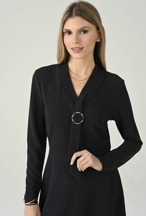 Dzianinowa sukienka midi z ozdobną klamrą