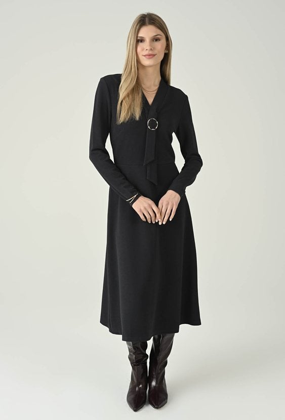 Dzianinowa sukienka midi z ozdobną klamrą