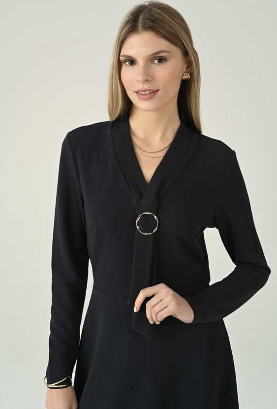 Dzianinowa sukienka midi z ozdobną klamrą