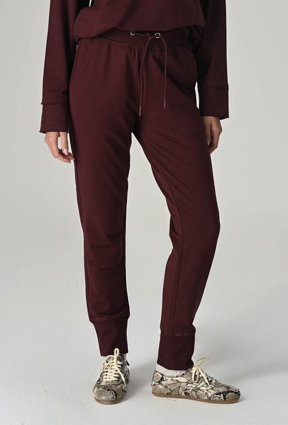 Bordowe spodnie dresowe