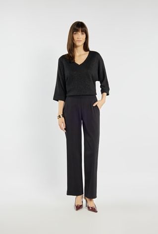 Spodnie z lekko szerszymi nogawkami