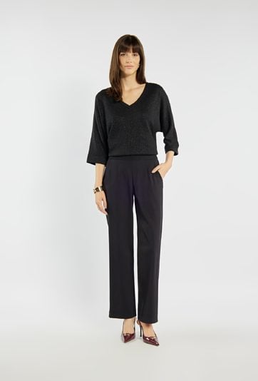 Spodnie z lekko szerszymi nogawkami