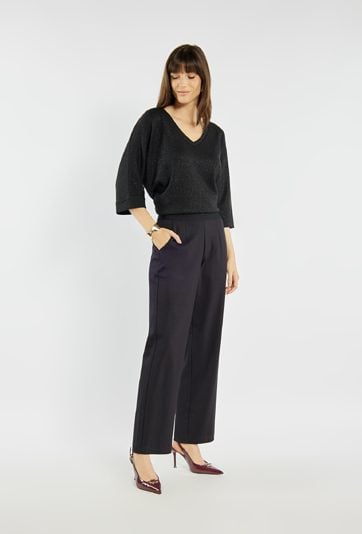 Spodnie z lekko szerszymi nogawkami