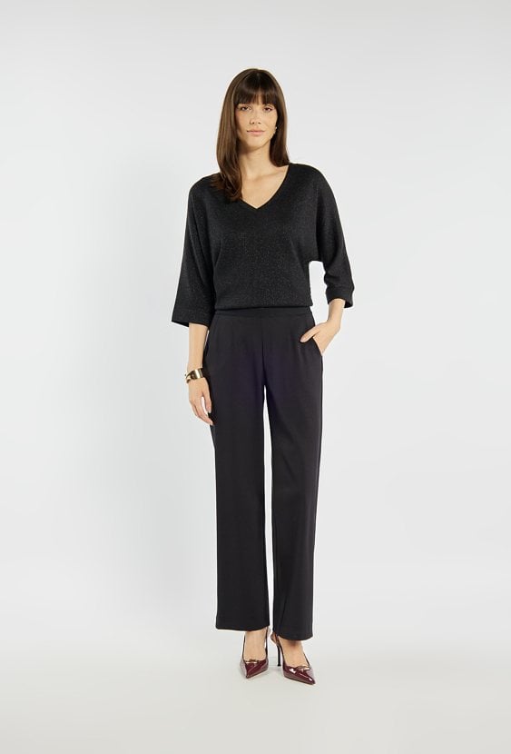 Spodnie z lekko szerszymi nogawkami