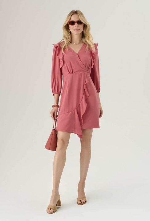 Sukienka z ozdobną falbaną