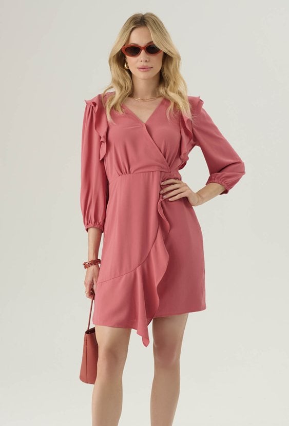 Sukienka z ozdobną falbaną