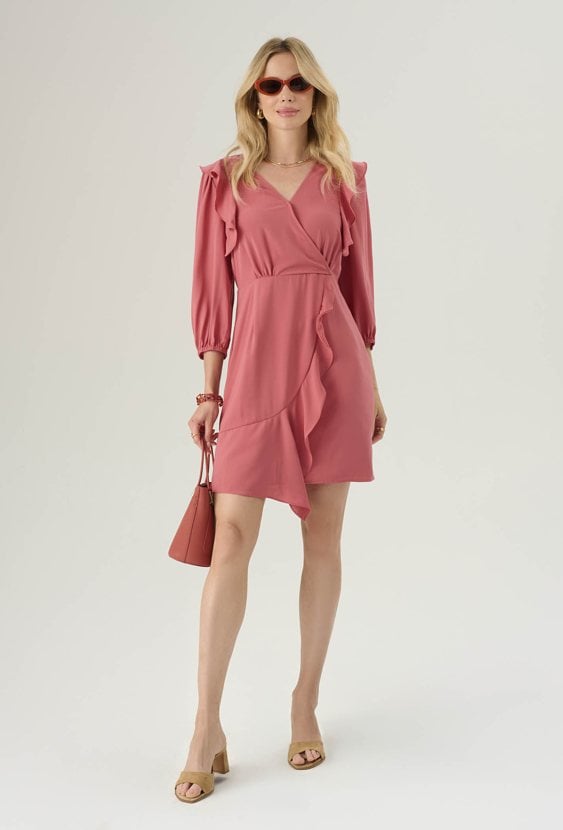 Sukienka z ozdobną falbaną