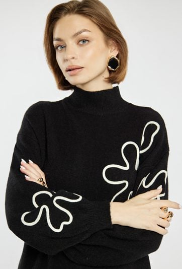 Sweter z graficznym haftem