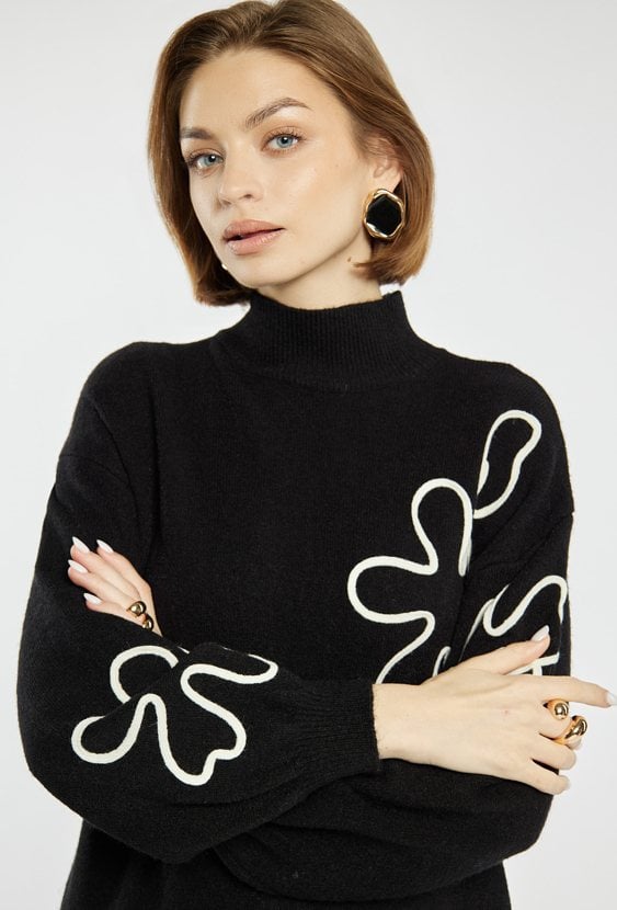 Sweter z graficznym haftem