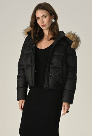 Pikowana kurtka z obszernym kapturem z futerkiem