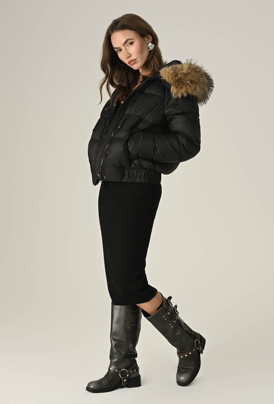 Pikowana kurtka z obszernym kapturem z futerkiem