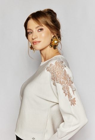 Sweter z haftowanym wzorem na rękawach