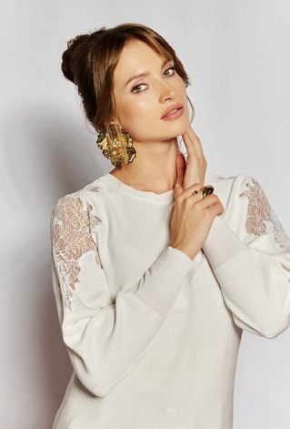 Sweter z haftowanym wzorem na rękawach