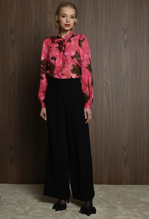 Zwiewna bluzka z szarfą w kwiaty