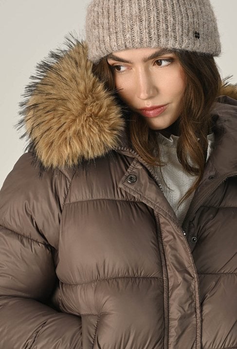 Pikowana kurtka z obszernym kapturem z futerkiem