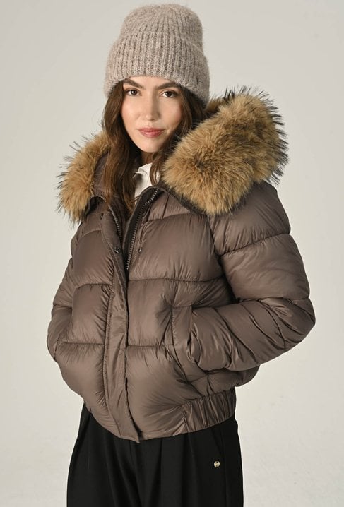 Pikowana kurtka z obszernym kapturem z futerkiem