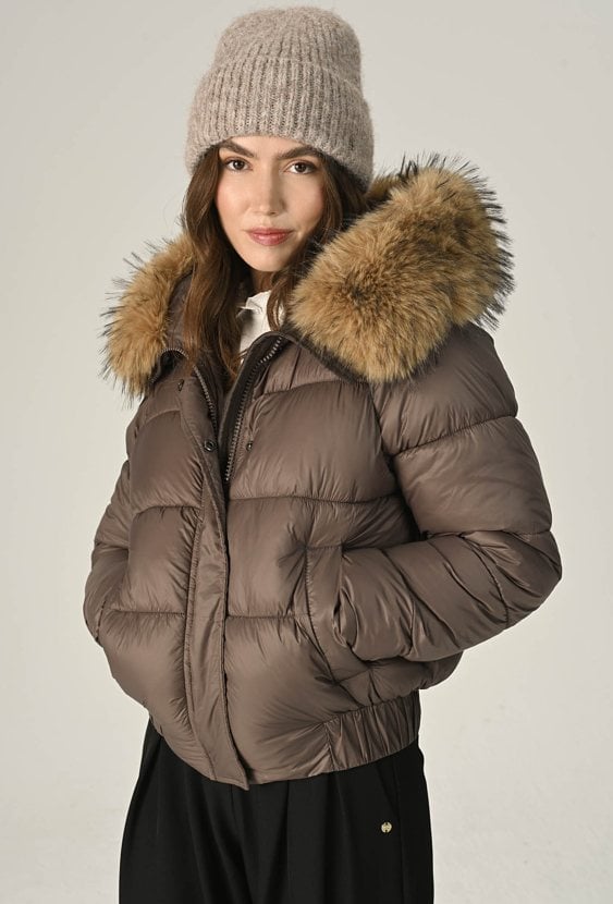 Pikowana kurtka z obszernym kapturem z futerkiem