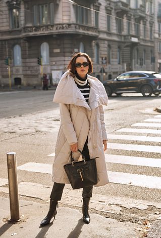 Płaszcz damski z obszernym kapturem