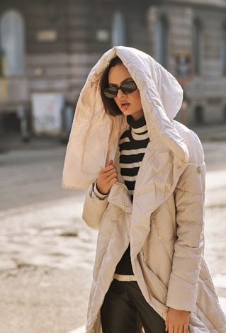 Płaszcz damski z obszernym kapturem