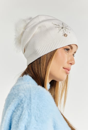 Klasyczna czapka z aplikacjami