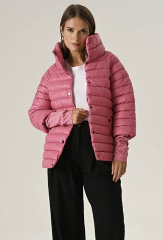 Różowa kurtka z wysokim kołnierzem