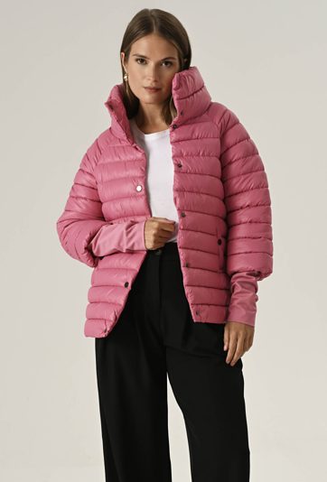 Różowa kurtka z wysokim kołnierzem