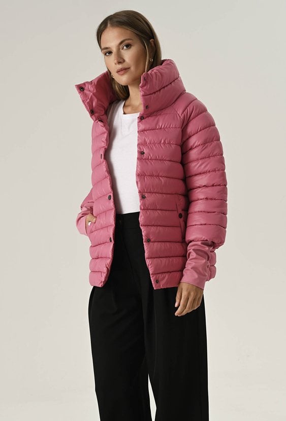 Różowa kurtka z wysokim kołnierzem