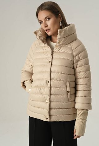 Beżowa kurtka z wysokim kołnierzem