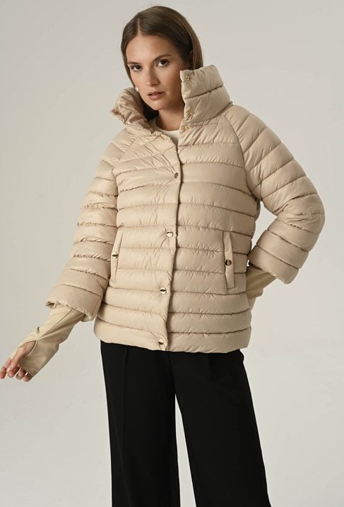 Beżowa kurtka z wysokim kołnierzem