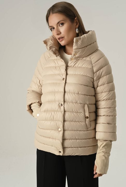 Beżowa kurtka z wysokim kołnierzem