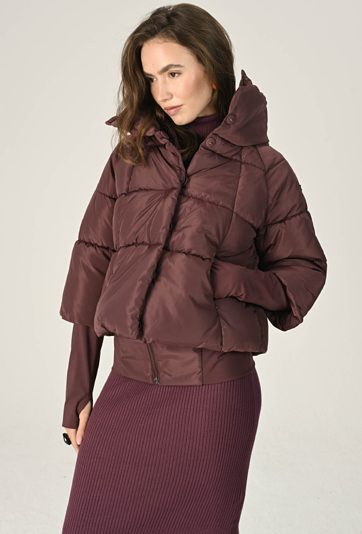 Bordowa pikowana kurtka z wysokim kołnierzem