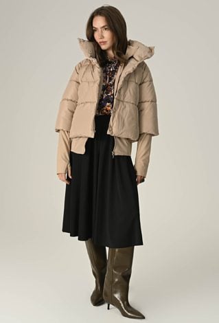 Beżowa pikowana kurtka z wysokim kołnierzem