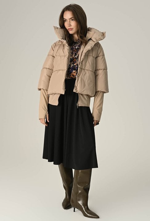 Beżowa pikowana kurtka z wysokim kołnierzem