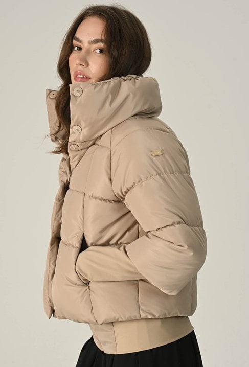 Beżowa pikowana kurtka z wysokim kołnierzem