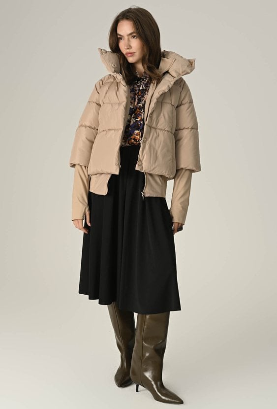 Beżowa pikowana kurtka z wysokim kołnierzem