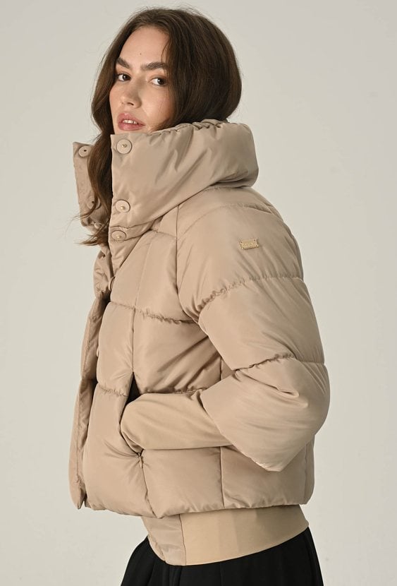 Beżowa pikowana kurtka z wysokim kołnierzem