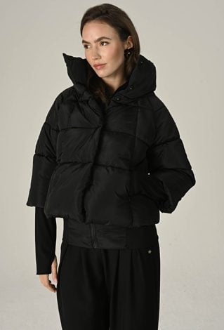 Czarna pikowana kurtka z wysokim kołnierzem