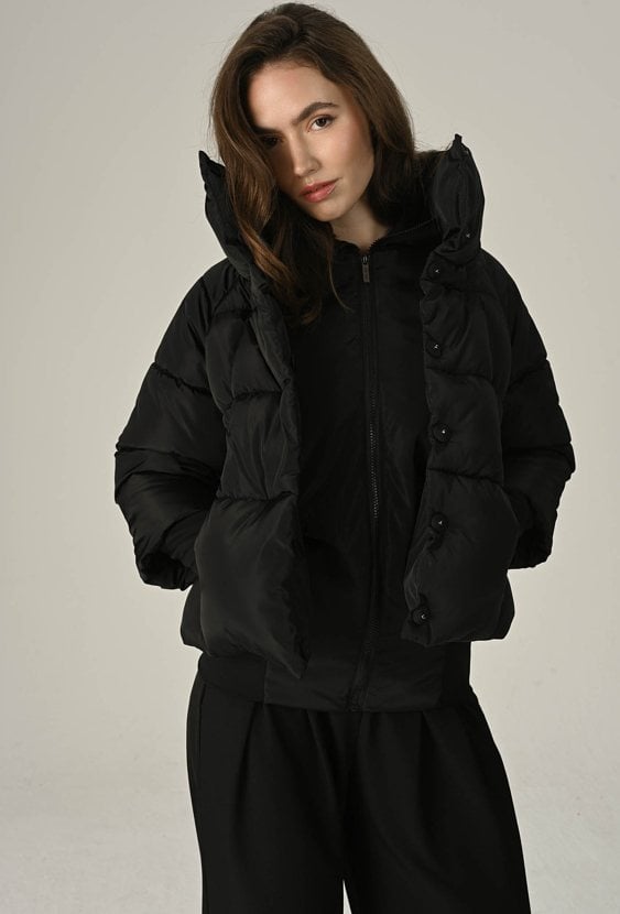 Czarna pikowana kurtka z wysokim kołnierzem