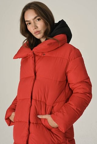 Pikowana kurtka z kontrastowym kapturem