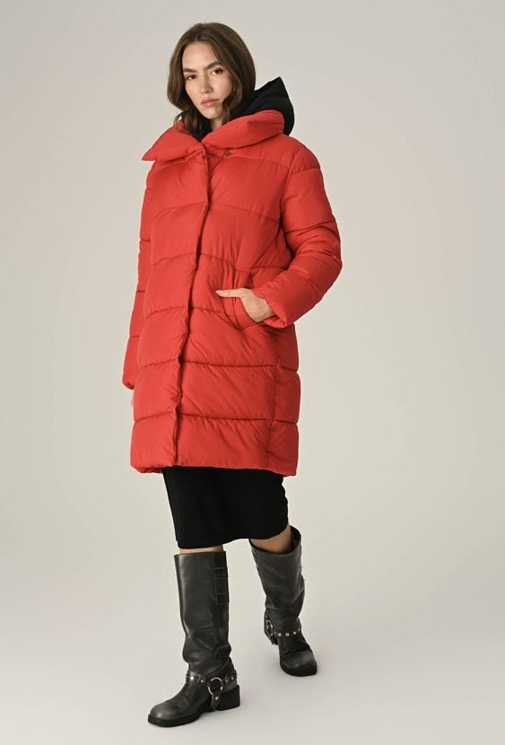 Pikowana kurtka z kontrastowym kapturem