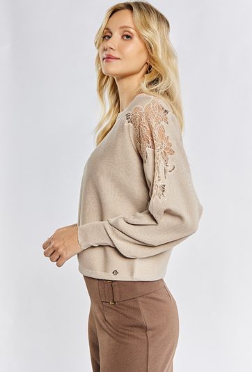 Sweter z haftowanym wzorem na rękawach