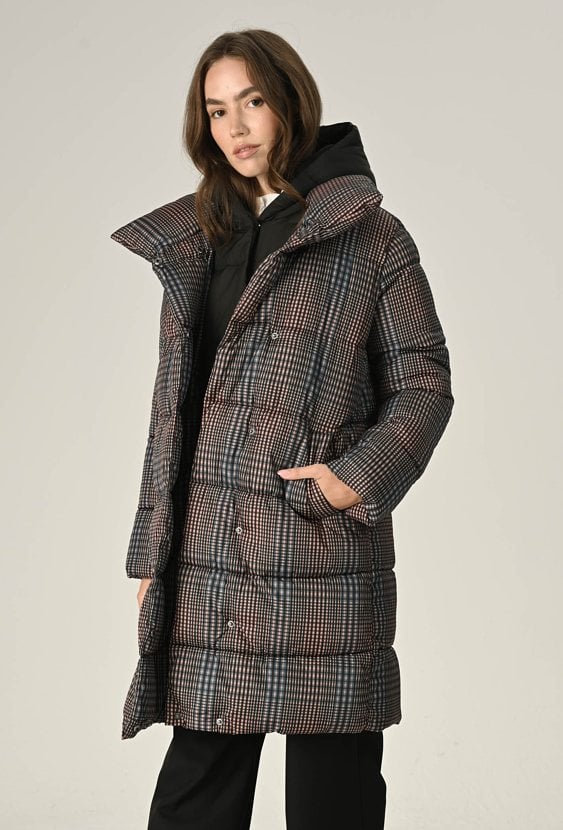 Pikowana kurtka w kratkę z kontrastowym kapturem