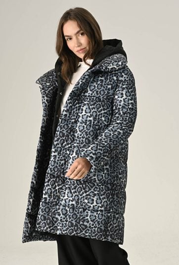Pikowana kurtka w panterkę z kontrastowym kapturem