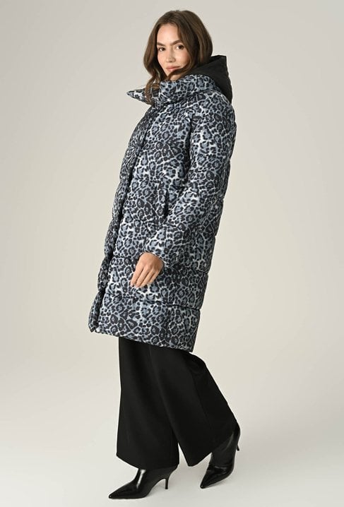 Pikowana kurtka w panterkę z kontrastowym kapturem