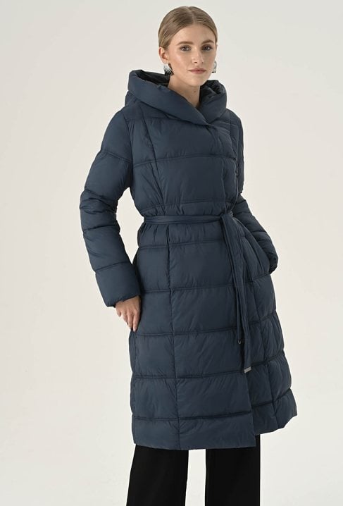 Ocieplany płaszcz wiązany w pasie