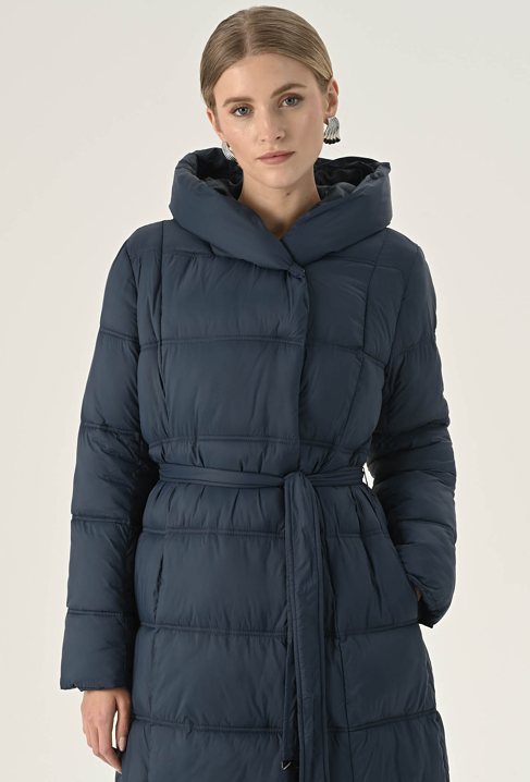 Ocieplany płaszcz wiązany w pasie