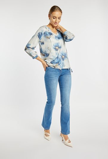 Wzorzysta bluzka z wiązaniem