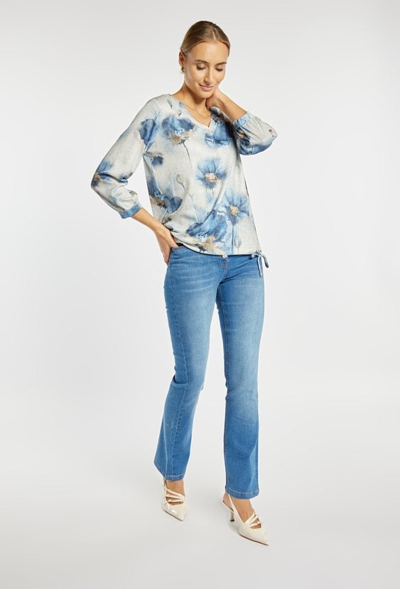 Wzorzysta bluzka z wiązaniem