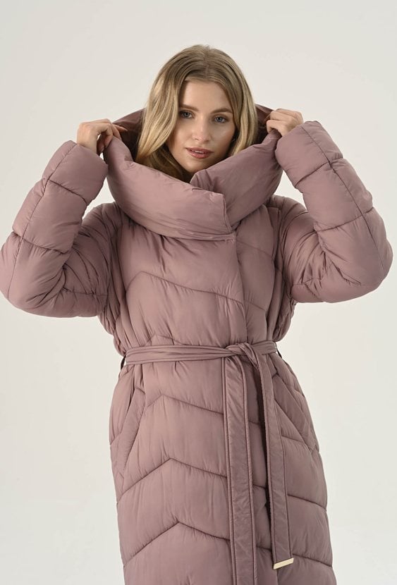 Ocieplany płaszcz z wysokim kołnierzem