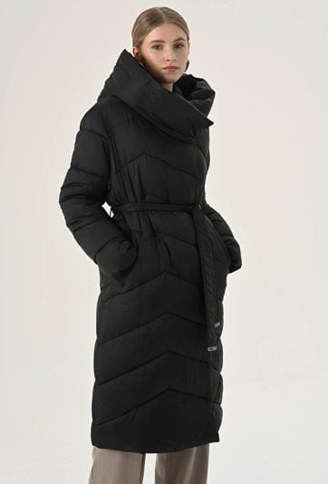 Ocieplany płaszcz z wysokim kołnierzem